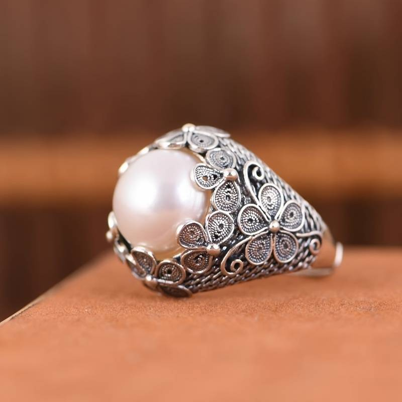 Anillo vintage con flor de nácar y perlas