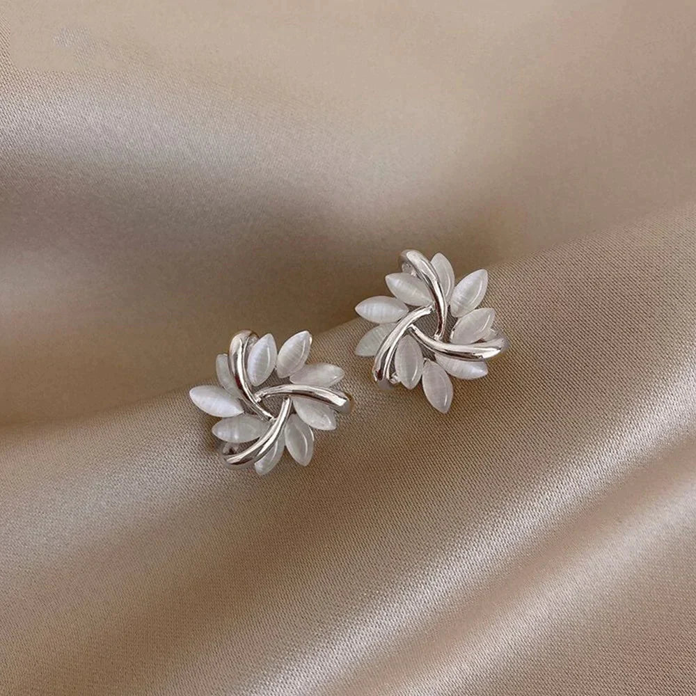 Tori™ - Aretes con pétalos retorcidos
