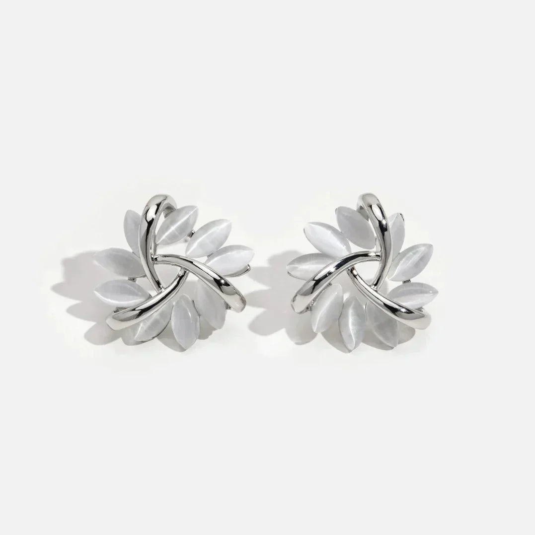 Tori™ - Aretes con pétalos retorcidos