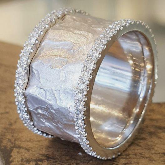 Anillo de zirconia plateada vintage