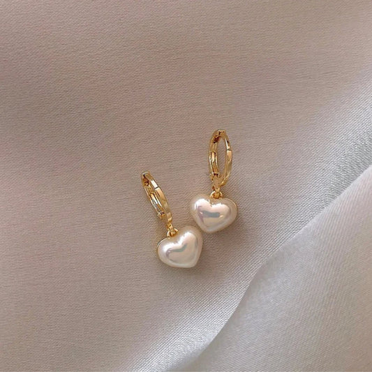 Pendientes de corazón con perlas blancas elegantes