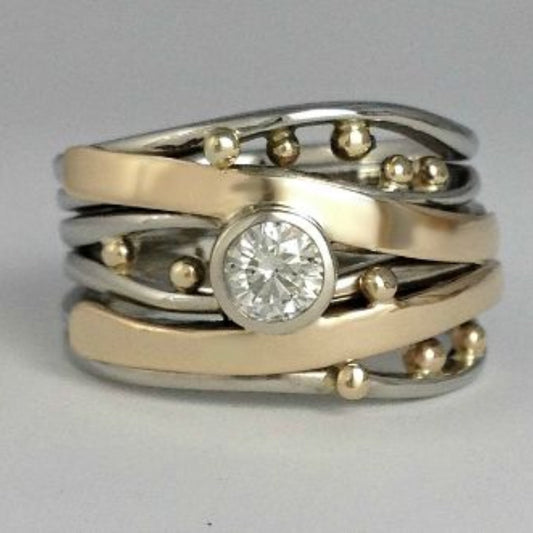 Anillo vintage de oro con circonitas incrustadas