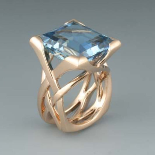 Anillo vintage de rosa dorado con circonia azul