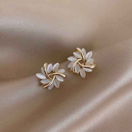 Tori™ - Aretes con pétalos retorcidos