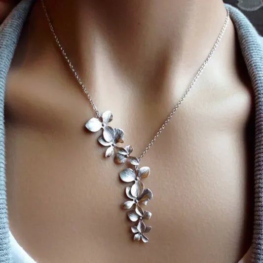 Collar Vintage de Plata con Flor