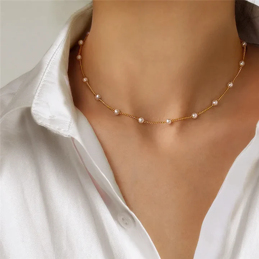 Collar pequeño y elegante de perlas