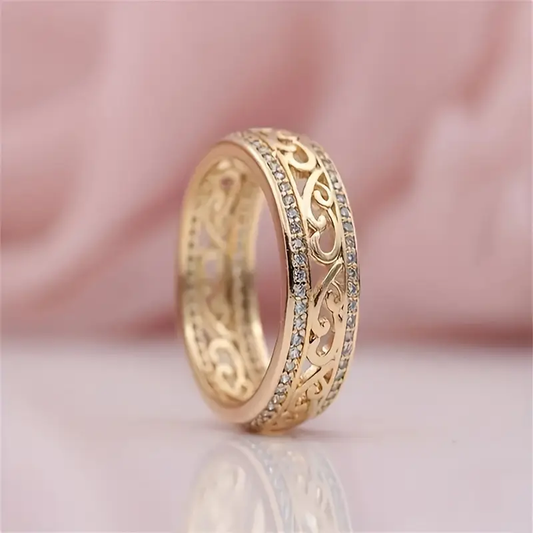 Anillo dorado de caverna brillante
