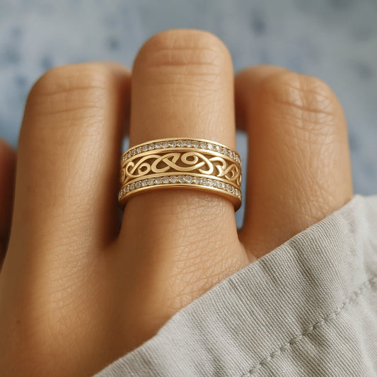 Anillo dorado de caverna brillante